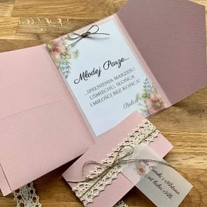 pastelowy róż, papier o grubej gramaturze, delikatne piwonie, koronkowa opaska