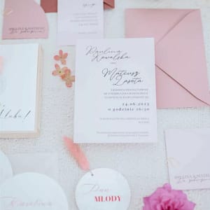 Zaproszenie ślubne, zawieszka na alkohol, winietka, różowa peonia, różowa koperta, minimalistyczne, zaokrąglone rogi