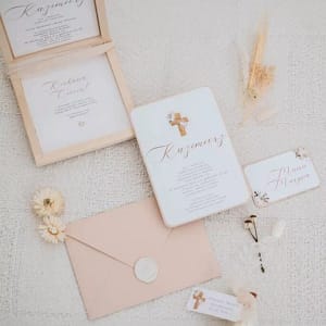 Pudrowa koperta na zaproszenie ślubne, biały lak, Pudełko na prezent na chrzest święty. Podklejka z zaproszeniem w pudełku. jasne kolory, kolory pudrowe, cały zestaw, winietka, zaproszenie, koperta prezent cukierki w butelce