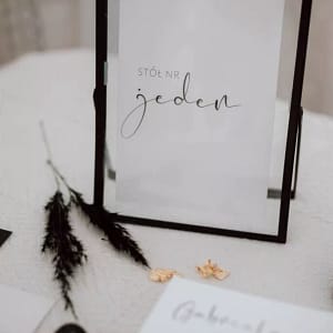 Numer stołu, elegancki, subtelny, w szklanej oprawce, surowy, biało czarny
