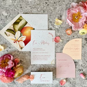 Kompletny zestaw ślubny „Soczysta Słodycz” – zaproszenia, winietka, karta RSVP i szczegóły uroczystości, z motywem owocowym i pastelowymi detalami.