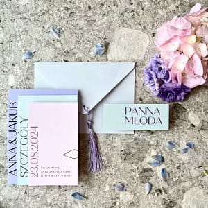 Kompozycja zaproszeń „Liliowa Harmonia” z trzema kartami w pastelowych odcieniach, ozdobiona eleganckimi czcionkami.