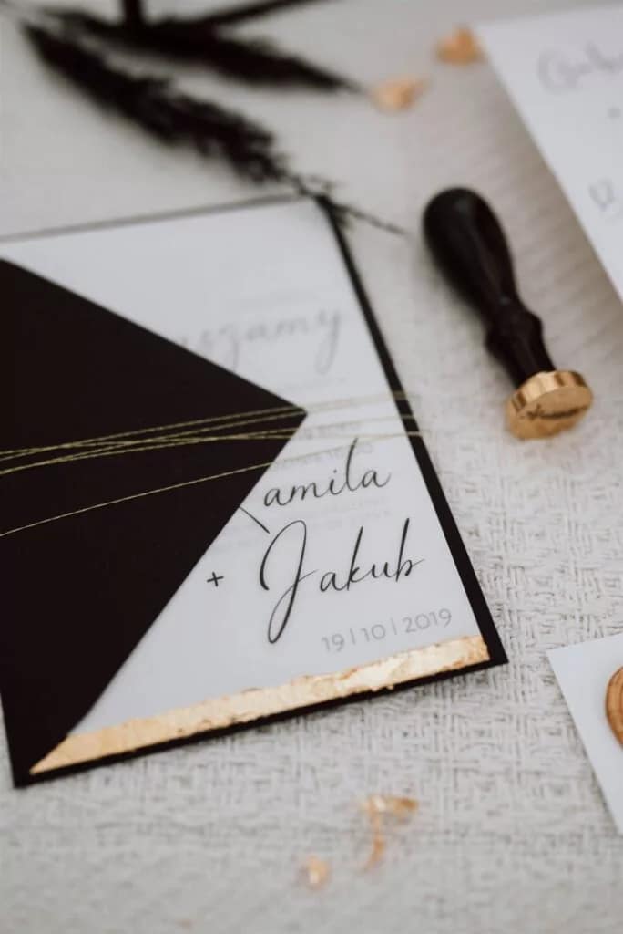 Zaproszenie z motywem muzycznym, biało czarne, QR kod, odtwarzanie, cały zestaw, winietka, złoty lak, złoty stempel,