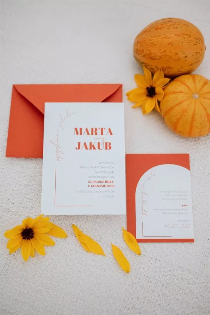 Zaproszenie białe, pomarańczowe napisy, zaproszenie ślubne, dyniowe, jesienne, pomarańczowa, marchewkowa, czerwona koperta, zaokrąglony wzór