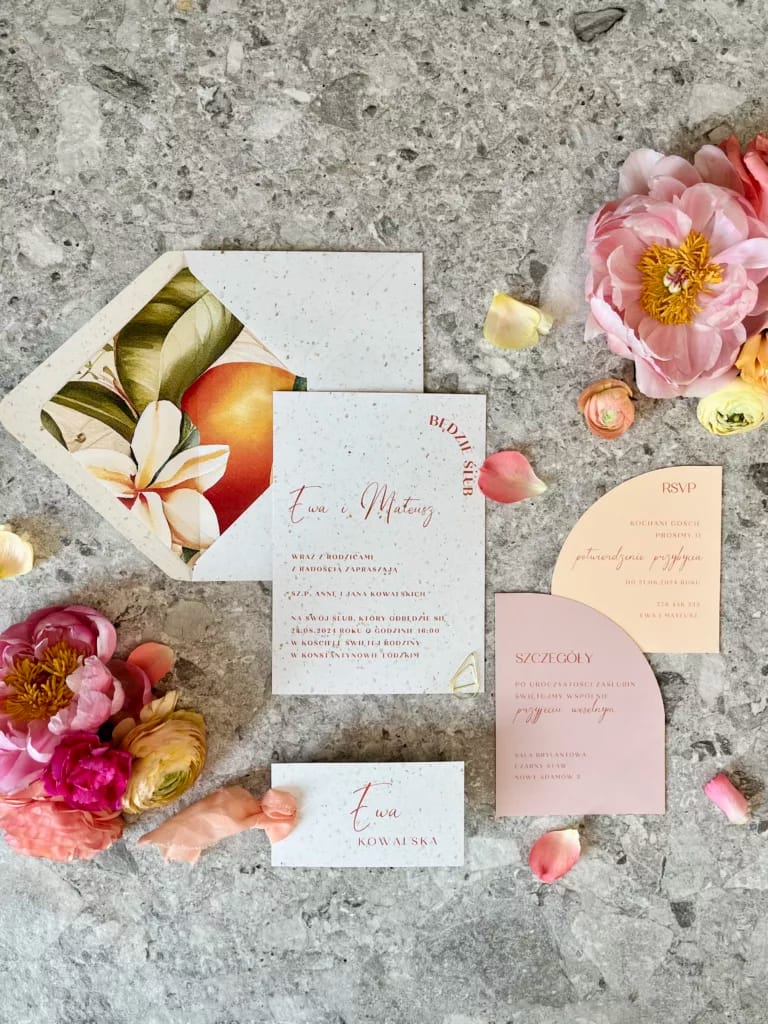 Kompletny zestaw ślubny „Soczysta Słodycz” – zaproszenia, winietka, karta RSVP i szczegóły uroczystości, z motywem owocowym i pastelowymi detalami.